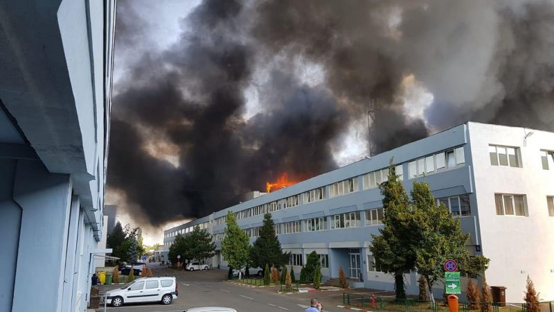 VIDEO: Incendiu puternic în nordul Capitalei. Degajări mari de fum de la o hală