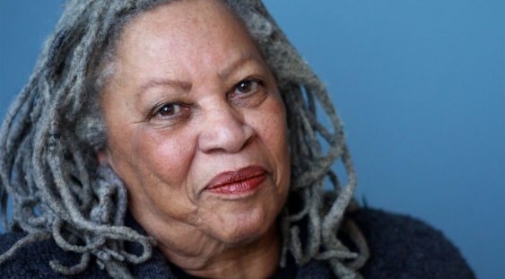 A murit Toni Morrison, prima scriitoare afro-americană premiată cu Nobel pentru Literatură