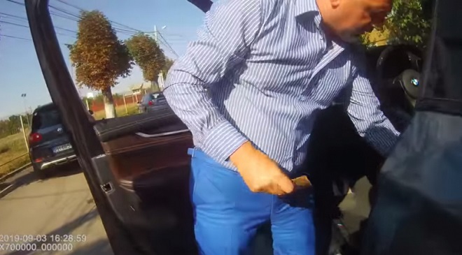 VIDEO | Reacție agresivă a unui consilier parlamentar în fața unui polițist: „Nu cred că vrei să ai un conflict cu mine.”