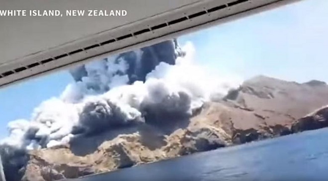 VIDEO | Erupția vulcanului din Noua Zeelandă, în care au murit cinci oameni, surprinsă de un turist