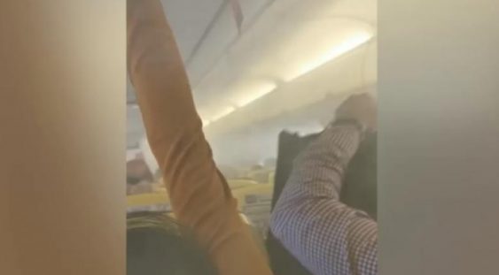VIDEO | Fum și panică la bordul unei aronave Ryanair. A survolat o oră Bucureștiul