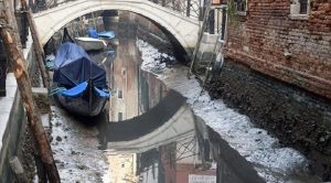  Canalele din Veneția aproape au secat, după ce 70% din oraș a fost acoperit de ape