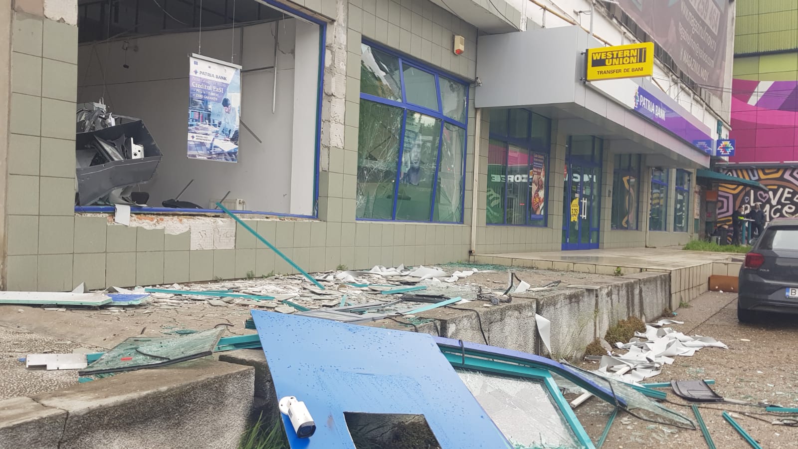 Un bancomat a fost aruncat în aer la Arad. Hoții au fugit cu banii