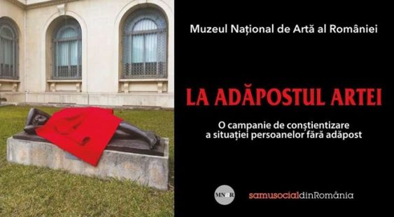 Campanie MNAR/Statuile din curtea muzeului – ‘îmbrăcate’ pentru a atrage atenţia asupra situaţiei oamenilor străzii
