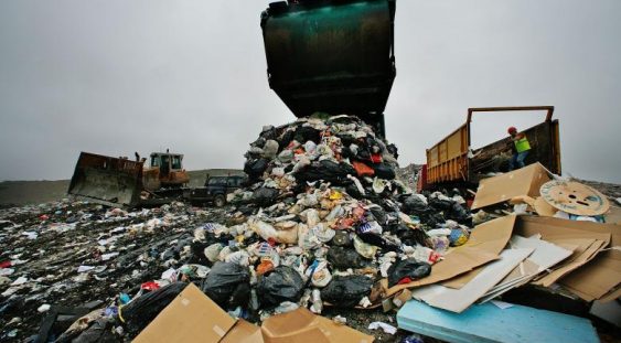 UE interzice exporturile de deşeuri din plastic către ţările sărace