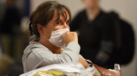Frica de coronavirus în România duce la reacţii extreme. Unii români, deşi declaraţi de medic sănătoşi, se autoizolează în case