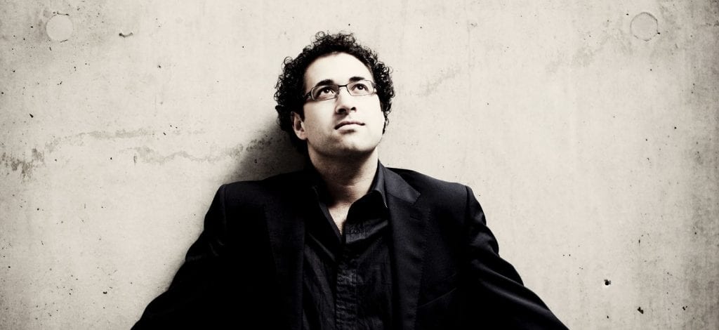Dirijorul britanic Leo Hussain revine la Sala Radio cu un program Elgar/Sibelius