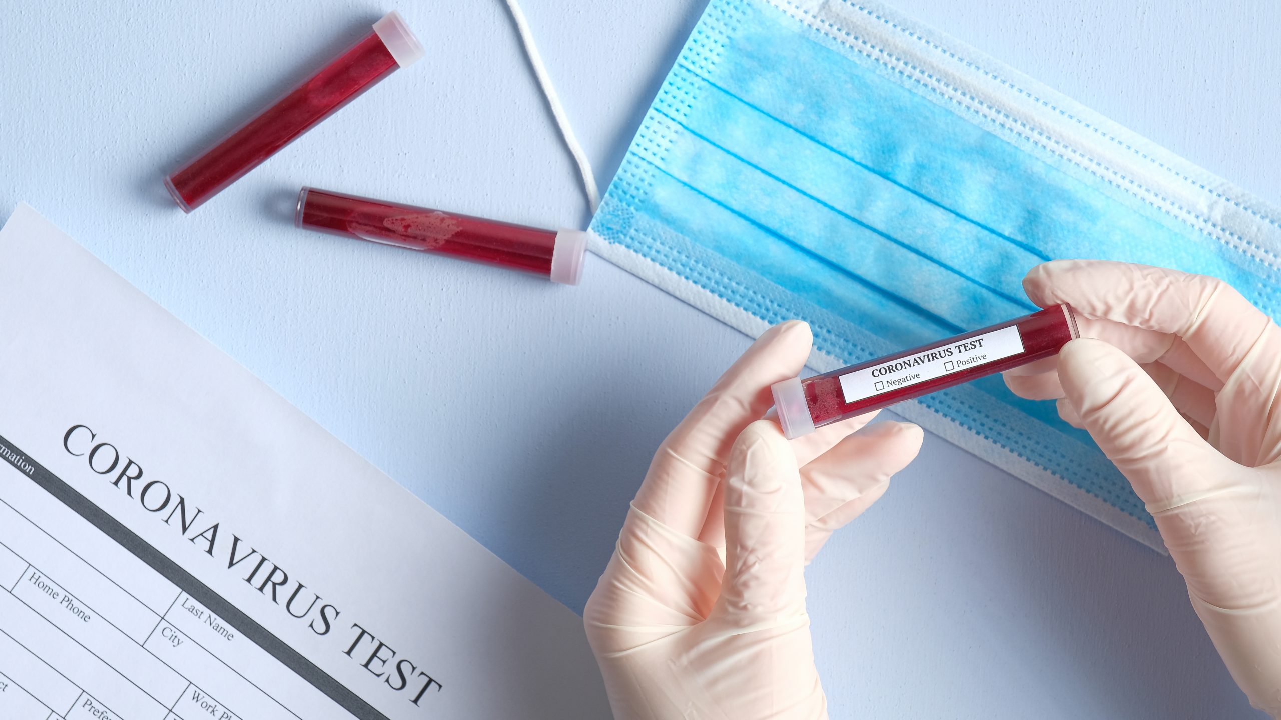 Record de infecții cu coronavirus. România depășește pragul de 2.000 de îmbolnăviri în 24 de ore