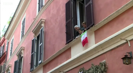 Italienii cântă pentru a-și susține moralul