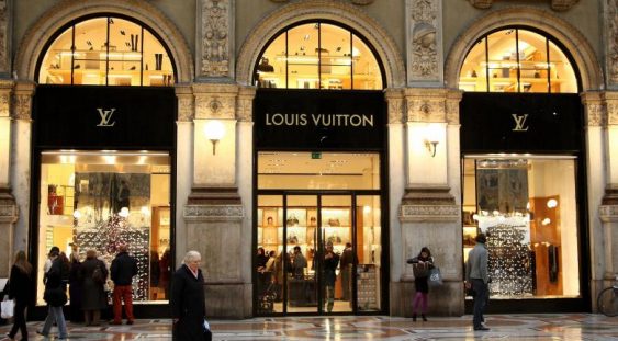 Louis Vuitton va începe să producă gel dezinfectant în locul parfumurilor Givenchy și Christian Dior