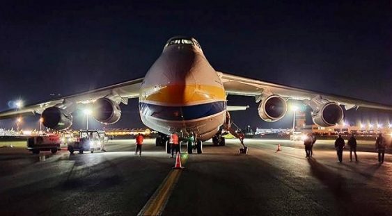 FOTO | Uriașul avion Antonov 124 a aterizat marți la București cu tone de produse medicale din China