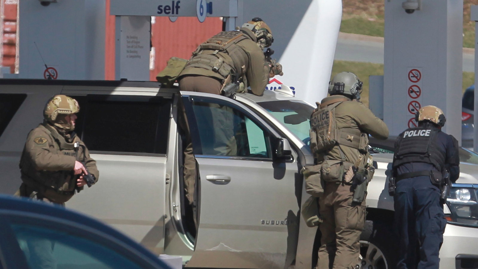 Un bărbat deghizat în polițist a produs cel mai grav atac armat din istoria modernă a Canadei