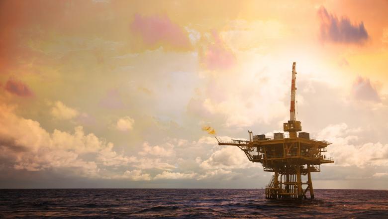 Prețul petrolului e în cădere liberă