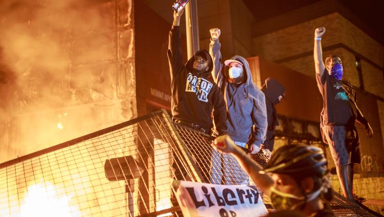 Haos în SUA. După Minneapolis, și în Louisville au loc manifestații violente