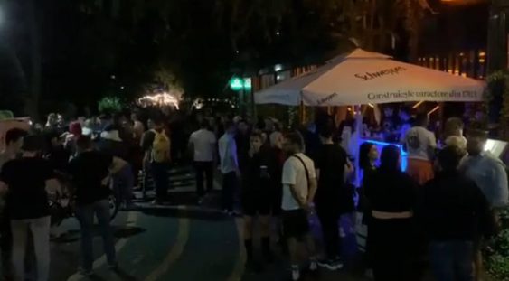 VIDEO | Petrecere în Herăstrău: Mulți tineri dansează în parc, pe muzică dată tare