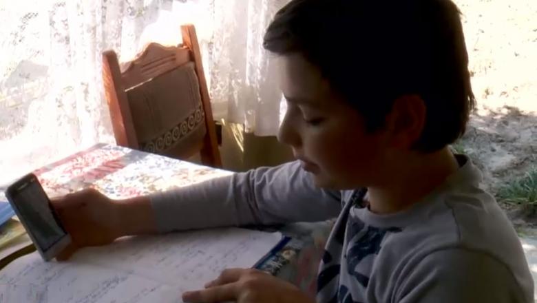 Tristețea copiilor săraci care fac școală online pe telefoane vechi