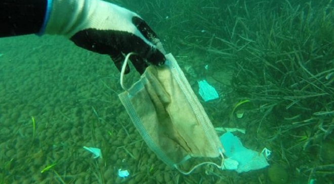„Mai multe măști decât meduze”: Deșeurile pandemiei coronavirus sfârșesc în ocean