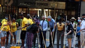  Primarul orașului New York i-a ajutat pe protestatari să picteze sloganul "Black Lives Matter" în fața clădirii Trump Tower