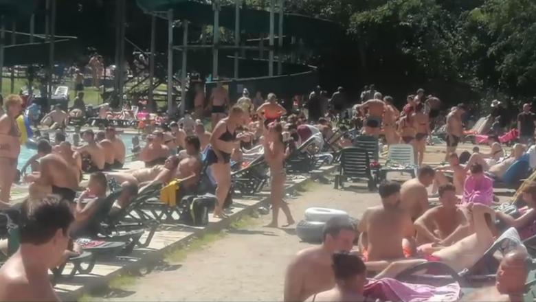 Aglomerație la piscina din Băile Herculane. Turiștii au uitat de distanțarea socială