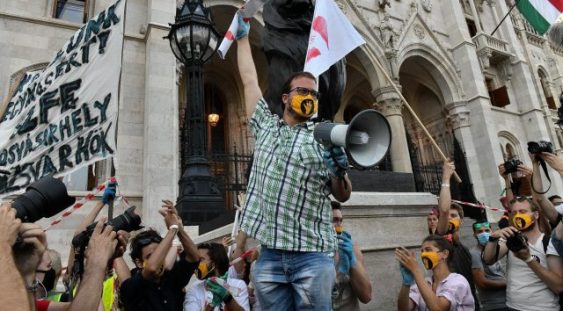 Ungaria: Mii de oameni au protestat după ce guvernul a suprimat autonomia Universităţii de Teatru şi Film