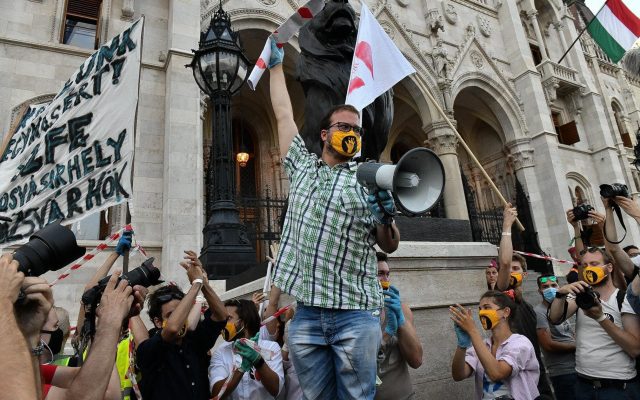 Ungaria: Mii de oameni au protestat după ce guvernul a suprimat autonomia Universităţii de Teatru şi Film