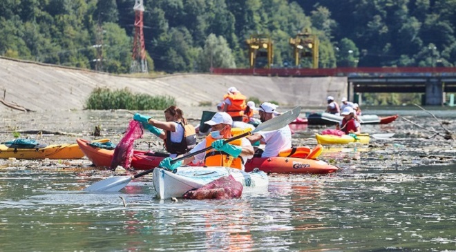 Ecologiștii care au adunat 1.500 kg deșeuri de pe Olt: Apele sunt României sufocate de gunoaie