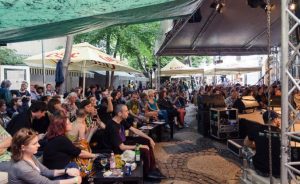  Sonorităţi familiare, inedite, neaşteptate. Provenite din cele mai diverse spaţii culturale din întreaga lume, ritmurile şi imaginile sonore colecţionate de Lisa Hofmaninger (clarinet bass) şi Judith Schwarz (percuţie) compun proiectul „Sound Collector”, unul dintre cele mai ambiţioase şi inovatoare ale tinerei scene de jazz austriece. La invitaţia Forumului Cultural Austriac şi a Green Hours Jazz Café, duo-ul vienez prezintă „Sound Collector”, într-o versiune concepută special pentru România, într-un concert offline ce va avea loc pe data de 9 septembrie 2020, ora 19.30, la Green Hours Jazz Café.   Dialogul cultural prin intermediul muzicii este esenţa “Sound Collector”. Clarinetista Lisa Hofmaninger şi percuţionista Judith Schwarz au creat un întreg parcurs artistic care le conduce în ţări cu o puternică identitate muzicală (Romania, Spania, Ungaria, Turcia, Malaezia etc.). Colaborând îndeaproape cu artişti  locali, cele două instrumentiste încearcă să redescopere, să înţeleagă şi să reinterpreteze în cheie contemporană tradiţii culturale şi muzicale caracteristice spaţiilor vizitate. “Dorim să combinăm cele mai variate limbaje muzicale cu propriul nostru stil. Abordăm, în acest fel, tematici care ne preocupă în aceeaşi măsură şi pe noi şi pe partenerii nostri, de la concepţii artistice comune, la subiecte de actualitate şi de cotidian”, spun cele două muziciene austriece.   Întrerupt de actuala criză pandemică, proiectul “Sound Collector” îşi reia cursul la Bucureşti. Aici, Duo Hofmaninger/Schwarz colaborează cu Ana-Cristina Leonte, una din cele mai apreciate cântărețe, compozitoare, și conducătoare de formație din noua generație a muzicii românești. Laureată a numeroase premii în competiţii naţionale si internaţionale de jazz, Ana-Cristina Leonte este cunoscută şi publicului vienez, în faţa căruia s-a produs în câteva rânduri (îndeosebi cu ocazia „Paul Celan Project”, realizat de Institutul Cultural Român în 2010, la RadioKulturhaus din Viena). Cele trei artiste vor compune împreună o lucrare muzicală ce va fi prezentată ulterior în România şi în Austria, atât online cât şi offline.   Pe scena jazzistică internaţională dominată de artişti bărbaţi, Duo Hofmaninger/Schwarz pune sub semnul întrebării toate convenţiile genului. „Ne uneşte dorința intensă de a ne juca şi de a experimenta utilizând sunete, dar și de a răsturna diferitele idei preconcepute legate de rolurile instrumentelor”, explică Lisa Hofmaninger (clarinet bass) şi Judith Schwarz (percuţie). Într-adevăr, în formula lor interpretativă, clarinetul bass este cel care imprimă ritmul, renunţând la partitura solitică şi la condiţia sa de creator de melodie, asumată acum de percuţie. „Improvizaţia capătă astfel nuanţe surprinzătoare, care captivează şi vrăjesc publicul”, adaugă cele două interprete. Pentru originalitatea sa, Duo Hofmaninger/Schwarz a fost selectat în programul #NASOM – New Austrian Sound of Music – de promovare a tinerelor talente muzicale austriece. Acest program a fost creat şi se desfășoară la iniţiativa Ministerului federal austriac al Afacerilor Europene şi Internaţionale, în parteneriat cu Centrul austriac de  informare muzicală – mica-music Austria şi Austrian Music Export.