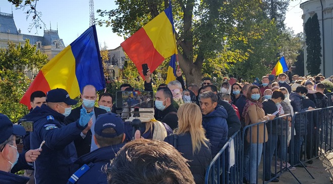 Zeci de pelerini au protestat la Catedrala Mitropolitană din Iaşi față de restricţiile impuse de autorităţi: „Duceţi-vă la diavol”, „Jos dictatura”
