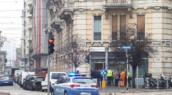 Jaf cu luare de ostatici la o bancă din Milano
