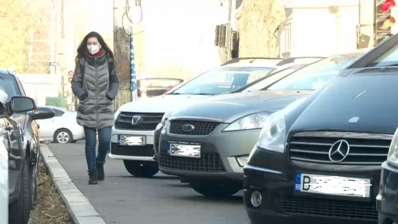 O nouă lege intră în vigoare. Mașinile parcate pe trotuar vor putea fi ridicate