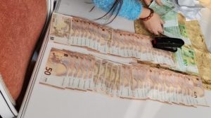  1 milion de € ascunși în ligheane și găleți de angajații de la Permise și RAR din Suceava