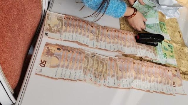 1 milion de € ascunși în ligheane și găleți de angajații de la Permise și RAR din Suceava