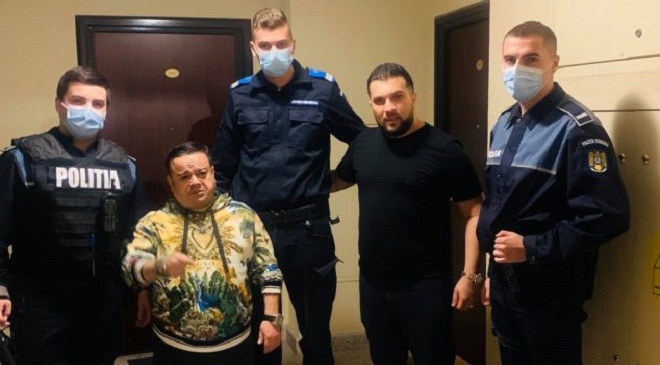 Anchete după ce doi poliţiști şi un jandarm s-au fotografiat cu Adrian Minune