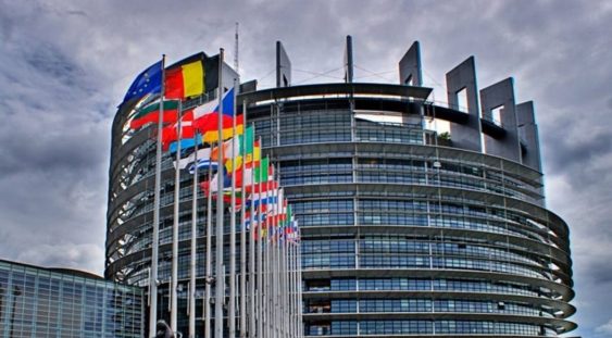 UE nu introduce deocamdată pașapoarte de vaccinare și menține granițele deschise