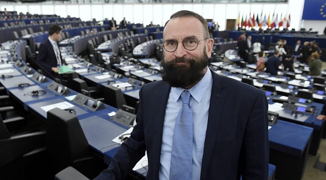 Un europarlamentar ungar a demisionat din Parlamentul European, după ce a participat la o orgie sexuală