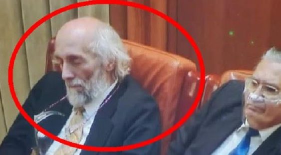 Senator AUR, după ce a fost fotografiat dormind în Parlament: „Eram în poziţia ‘vishuddha chakra’, activează conexiuni mintale speciale”