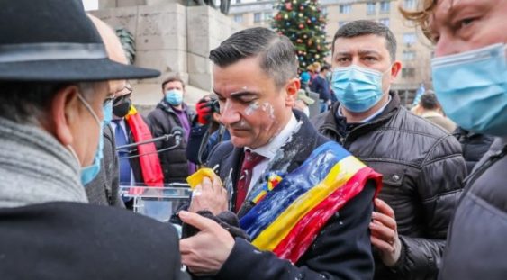 VIDEO | Mihai Chirică, primarul din Iași, atacat şi mânjit cu iaurt de un protestatar