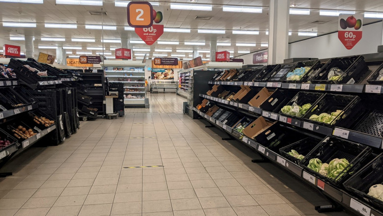 Brexitul începe să se simtă în supermarketurile britanice: rafturi goale în raioanele de fructe și legume
