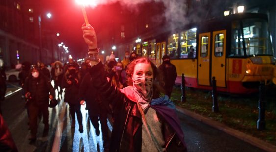 Proteste în mai multe orașe din Polonia după decizia privind interzicerea avortului