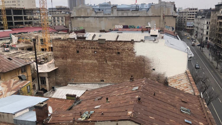Ce văd turiștii străini de pe terasa hotelului Cișmigiu: Bucureștiul muribund