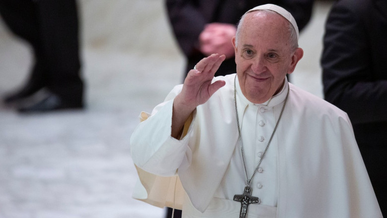 Papa Francisc a fost operat la colon