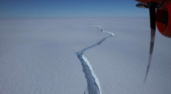 Un iceberg cât Los Angeles s-a desprins de Antarctica