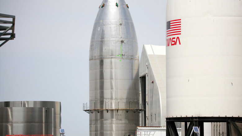 NASA a ales SpaceX pentru următoarea sa misiune cu echipaj uman pe Lună