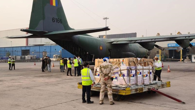 Echipamentele medicale și buteliile cu oxigen donate de România au ajuns în New Delhi cu o aeronavă militară