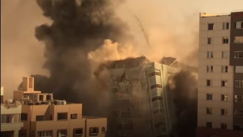 VIDEO | Israelul a distrus în Gaza o clădire unde aveau birouri AP și Al-Jazeera