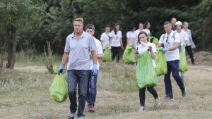  Klaus Iohannis a mers să strângă gunoaie de pe râul Argeș