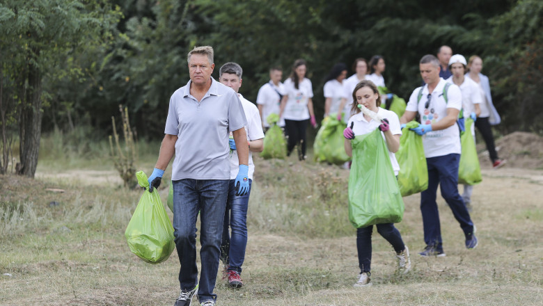 Klaus Iohannis a mers să strângă gunoaie de pe râul Argeș