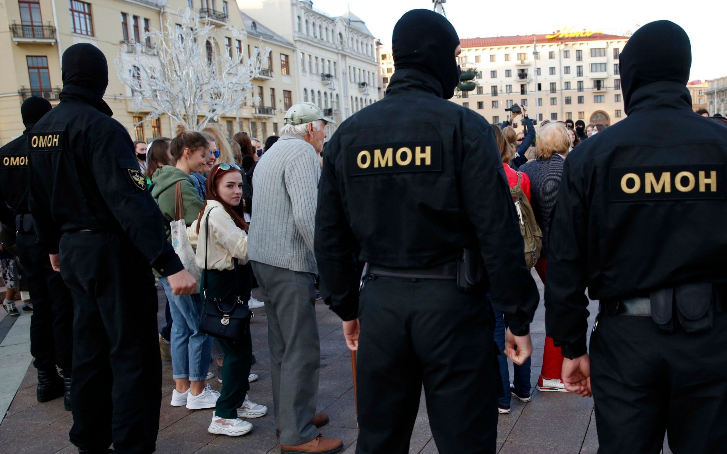 Belarus: Forțele de securitate percheziționează birourile și locuințele ziariștilor de la Radio Europa Liberă