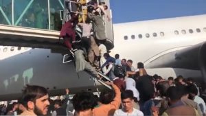  Mii de afgani se luptă să plece din Kabul. 5 morți la aeroport
