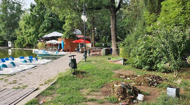 FOTO | Parcul Cișmigiu, bănci rupte, mizerie și miros îngrozitor